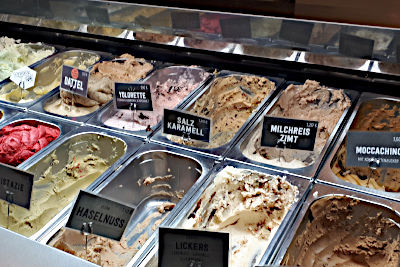 Das Bild zeigt verschiedene Eissorten im Eiscafé im Bochumer Ehrenfeld